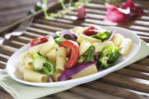 Макарони Рігатоні з відвареними овочами — стокове фото