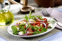 Томатный салат с перцем и фета — стоковое фото