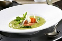 Sopa de espárragos con crema y salmón - foto de stock