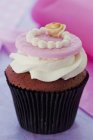 Cupcake di velluto rosso con crema — Foto stock