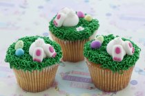 Vanille-Cupcakes mit Sahne — Stockfoto