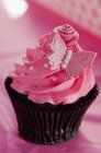 Cupcake al cioccolato con fragola — Foto stock