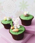 Cupcakes aux décorations fondantes glaçantes — Photo de stock