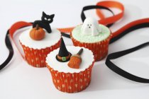 Halloween-Cupcakes mit Fondant-Zuckerguss — Stockfoto