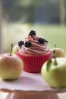 Cupcake umgeben von Äpfeln — Stockfoto