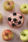 Cupcake umgeben von Äpfeln — Stockfoto