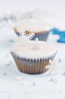 Cupcakes decorated with snowflakes — Stock Photo