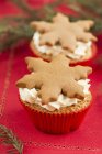 Cupcakes with gingerbread snowflakes — Stock Photo