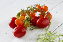 Tomates fraîches colorées — Photo de stock