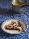 Torta di mandorle con ciliegie — Foto stock
