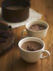 Chocolate caliente en tazas - foto de stock