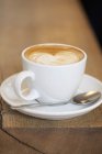 Кафе латте в білі кружки — стокове фото