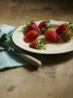 Frische reife Erdbeeren auf dem Teller — Stockfoto