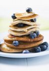 Stapel Pfannkuchen mit frischen Blaubeeren — Stockfoto