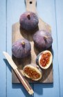 Fresh red figs on chopping board — Stock Photo