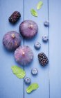 Figs with blackberries and blueberries — Stock Photo