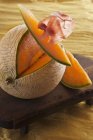 Cantaloupe Melone mit Parmaschinken — Stockfoto