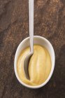 Дижонская горчица в белой чаше — стоковое фото
