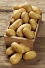 Charlotte patate in scatola di legno — Foto stock