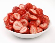 Fresas frescas en rodajas - foto de stock