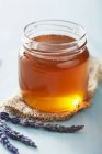 Glas Honig und Lavendel — Stockfoto