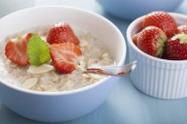 Porridge di avena con fragole — Foto stock