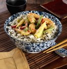 Curry de crevettes au riz sauvage — Photo de stock