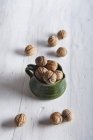 Волоські горіхи в керамічному глечику — стокове фото
