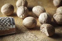 Nutmegs enteros y rallados - foto de stock
