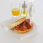 Sanduíche torrado com bacon — Fotografia de Stock