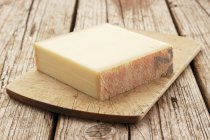 Pedaço de queijo Gruyre — Fotografia de Stock