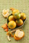 Mandarins em uma tigela em forma de folha — Fotografia de Stock