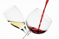 Glass of white wine and a glass of red — Stock Photo