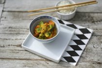 Curry de verduras con zanahorias - foto de stock