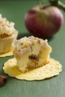 Cupcake com recheio de maçã — Fotografia de Stock