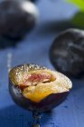 Juicy halved plum — Stock Photo