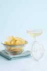Potato crisps in a glass bowl — Stock Photo