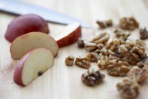 Нарезанные яблоки и орехи — стоковое фото