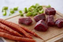 Pedaços de carne de bovino crua — Fotografia de Stock