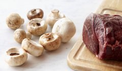 Сырая говядина с сырыми грибами — стоковое фото
