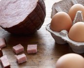 Яйця і нарізану шинку — стокове фото