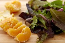 Апельсини і мікс-салат — стокове фото