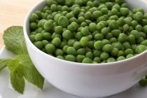 Bowl of fresh green Peas — Stock Photo