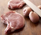 Costeletas de porco cru e batatas frescas — Fotografia de Stock