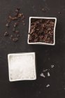 Plumas de cacao y sal marina - foto de stock