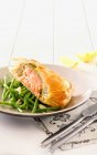 Salmon pasty with green beans — Stock Photo