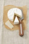 Formaggio Camembert parzialmente affettato — Foto stock