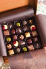 Boîte de chocolats gastronomiques assortis — Photo de stock