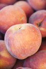 Свежие спелые персики — стоковое фото
