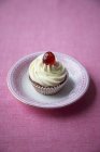 Cupcake cerise à la crème — Photo de stock